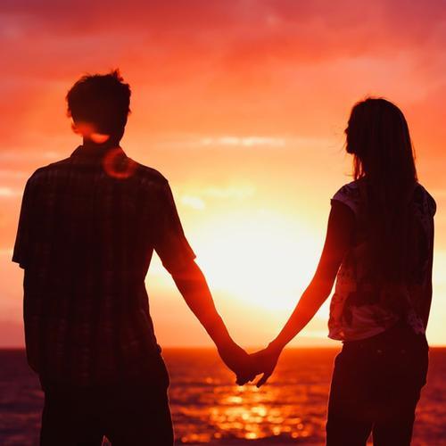 情侣海边牵手唯美图片 情侣手牵手在海边散步的图片