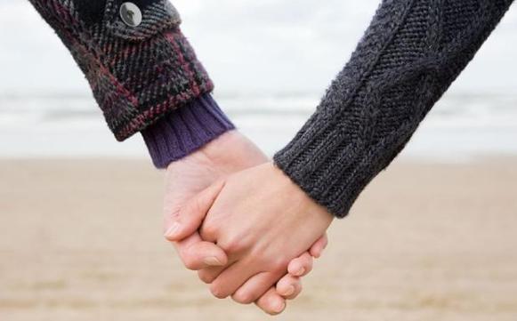 情侣牵手图片十指紧扣 男女情侣牵手十指紧扣图片只有手