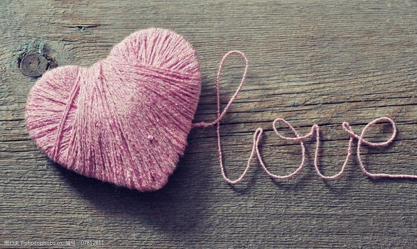 情侣爱心图片一左一右两张 情侣图片卡通一左一右