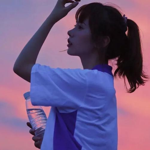 头像女生简单气质森系 头像女生简单气质森系动漫二次元