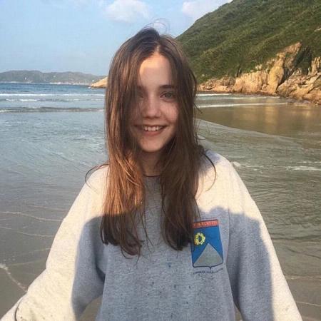 可爱好看的外国女生头像丨月似人间烟火，你我人海交错