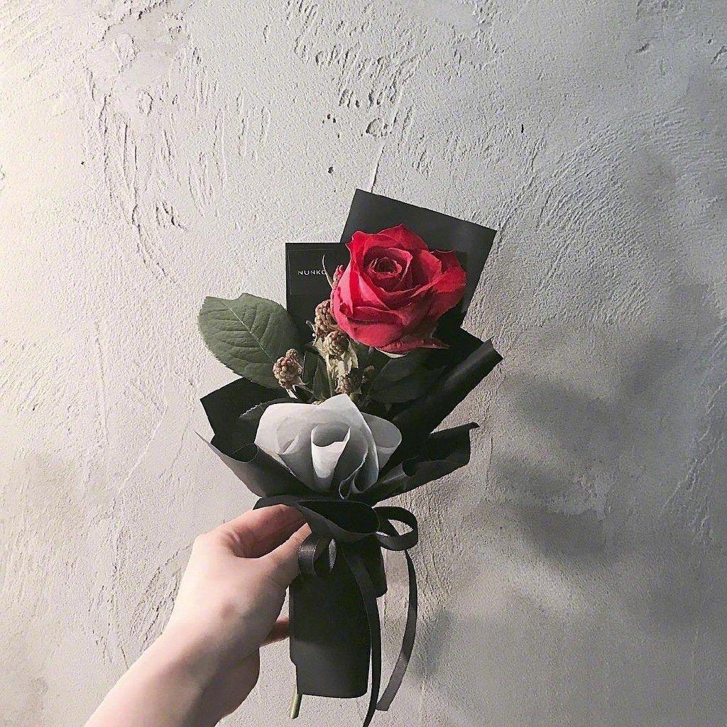 唯美文艺简约微信头像图片|左手拿着一朵花