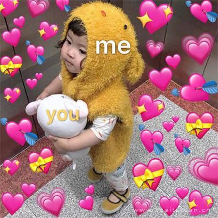 简单可爱的you me带爱心的朋友圈背景图片|被爱意环绕