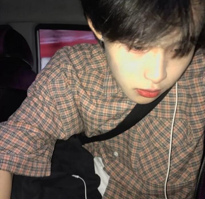 光影交错下的男生帅气精选头像图片