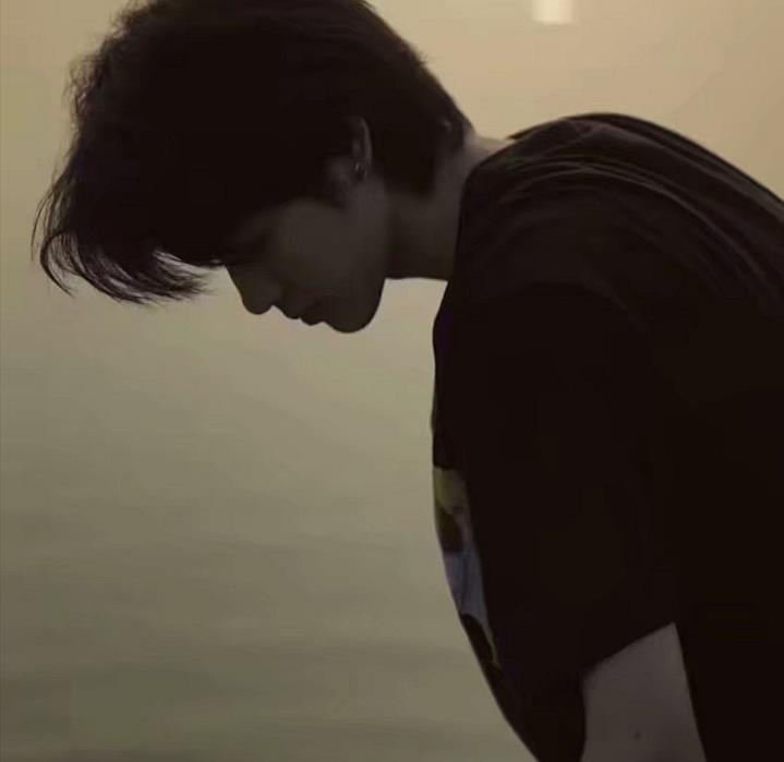 光影交错下的男生帅气精选头像图片