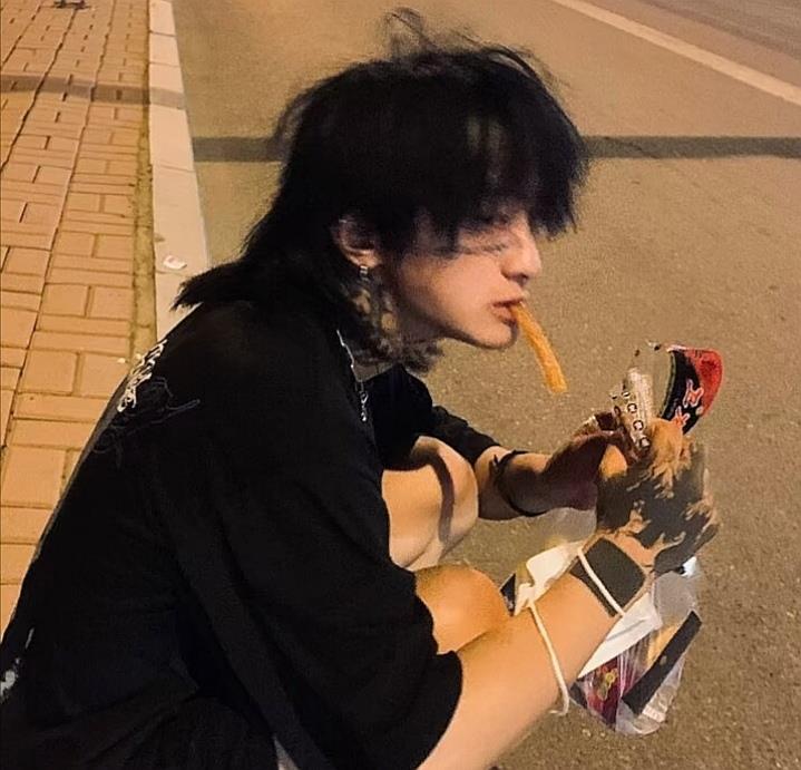 光影交错下的男生帅气精选头像图片