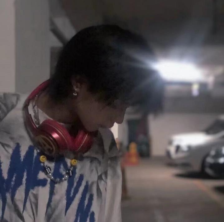 光影交错下的男生帅气精选头像图片