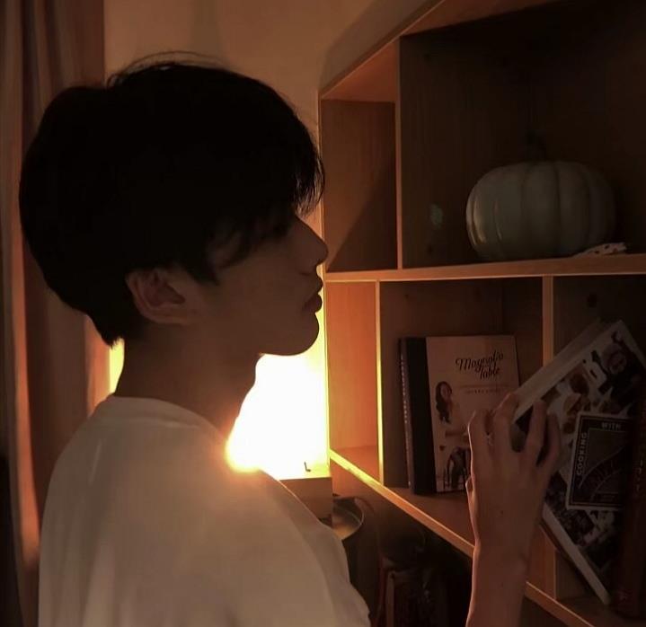 光影交错下的男生帅气精选头像图片