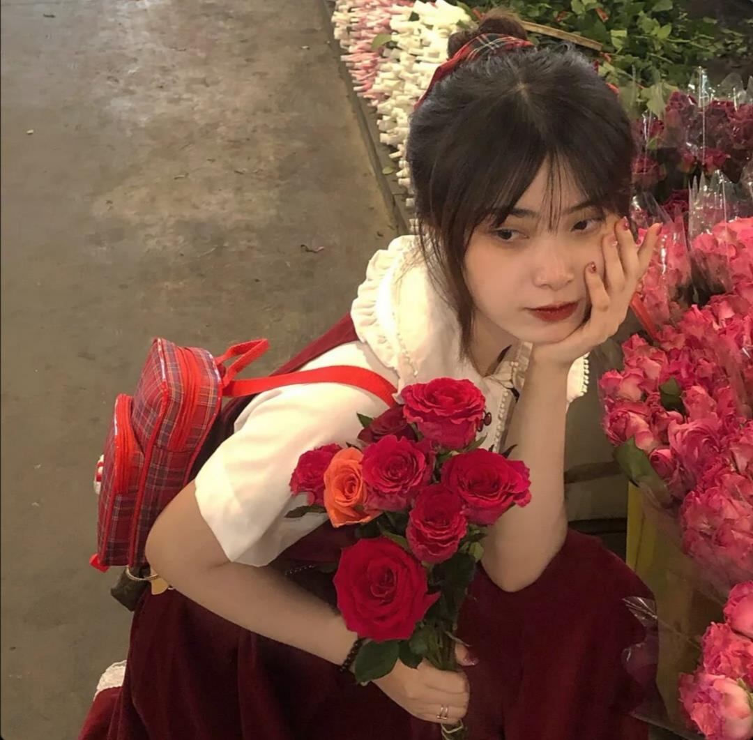 专属7月的浪漫头像|捧花的女生图片