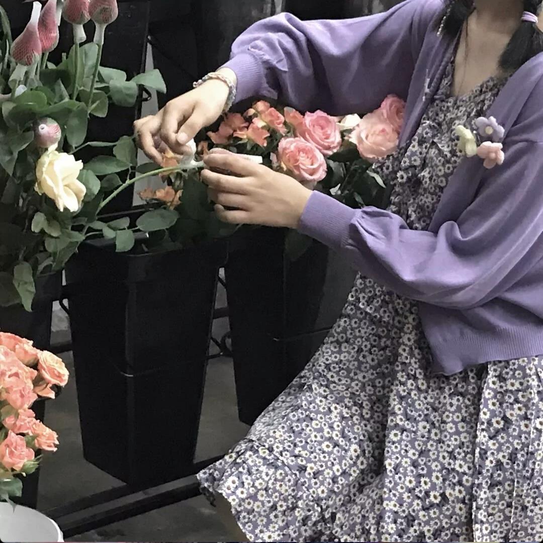 专属7月的浪漫头像|捧花的女生图片