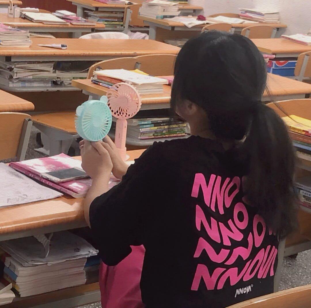 吹过夏日的晚风更加清新的女生青春头像图片