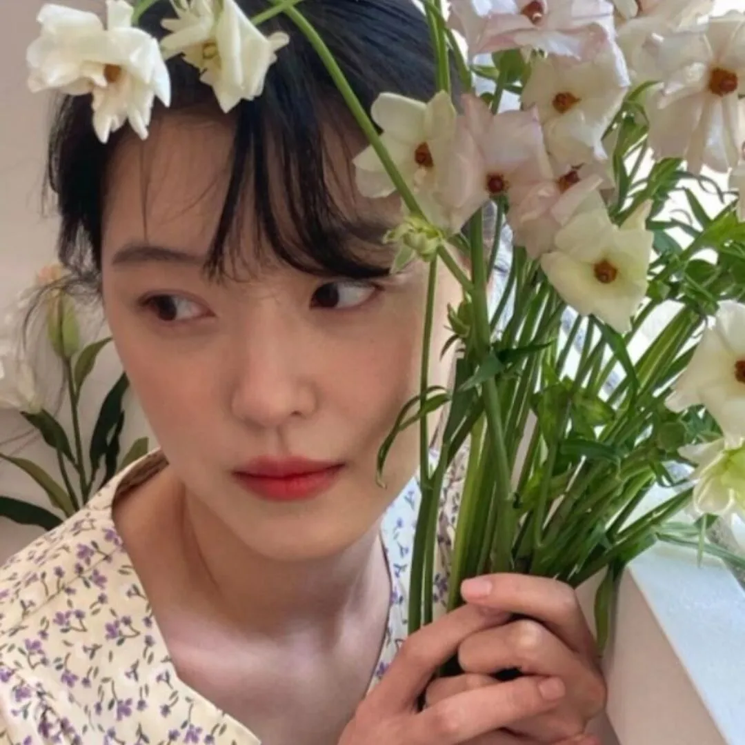 手捧鲜花的女生真人好看气质甜美微信头像图片