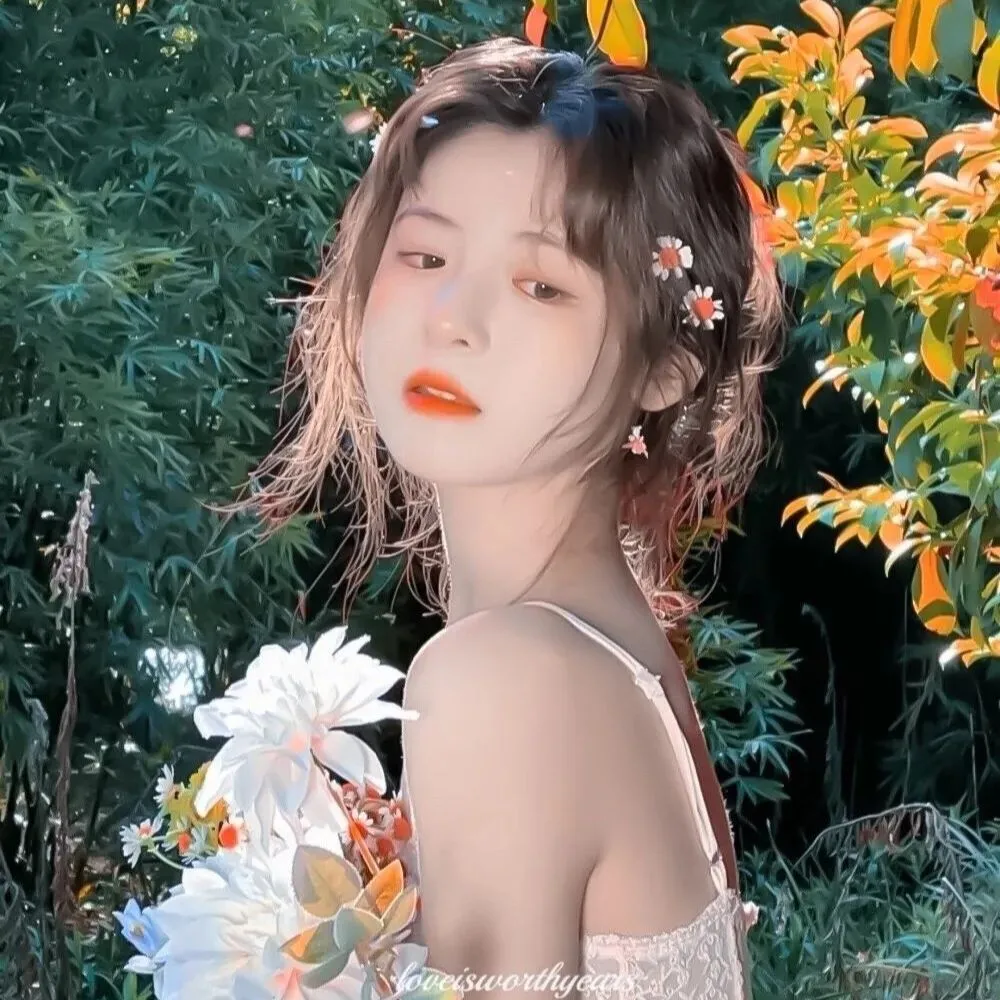 手捧鲜花的女生真人好看气质甜美微信头像图片