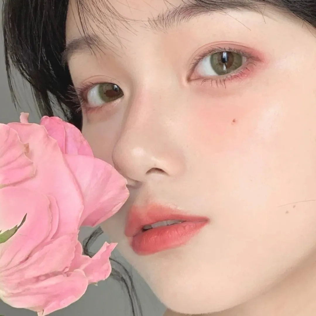 手捧鲜花的女生真人好看气质甜美微信头像图片