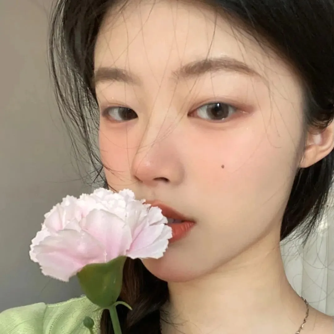 手捧鲜花的女生真人好看气质甜美微信头像图片