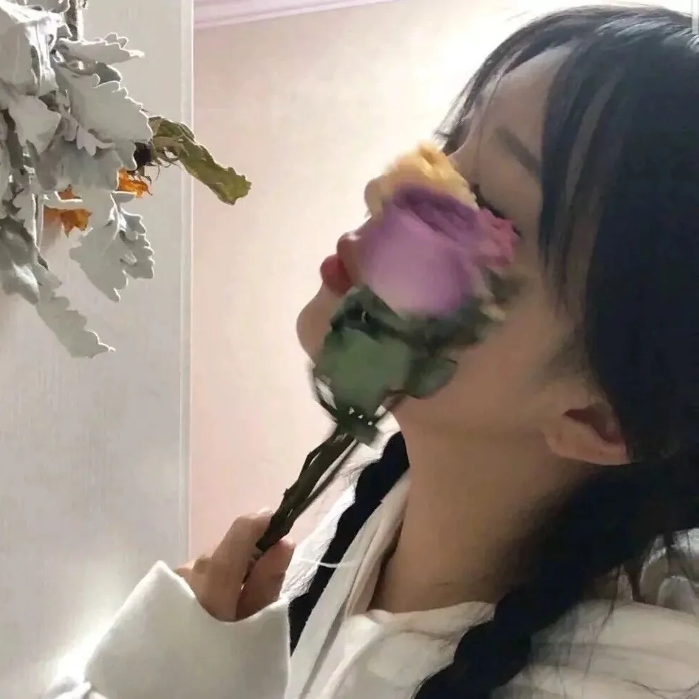 手捧鲜花的女生真人好看气质甜美微信头像图片