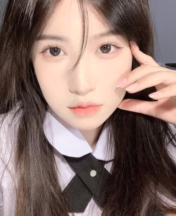 美女拿手机自拍的好看真人头像图片