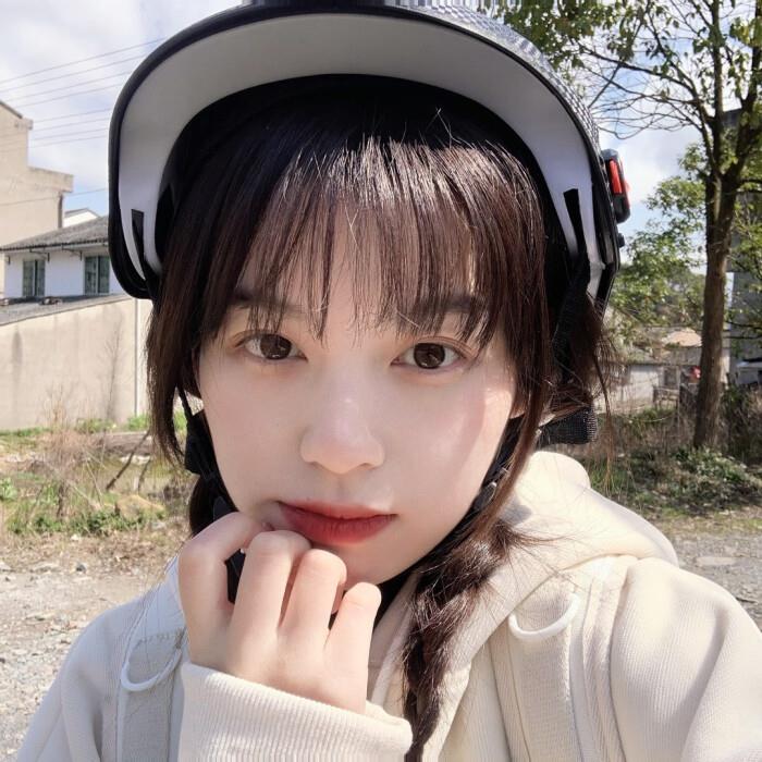 美女拿手机自拍的好看真人头像图片