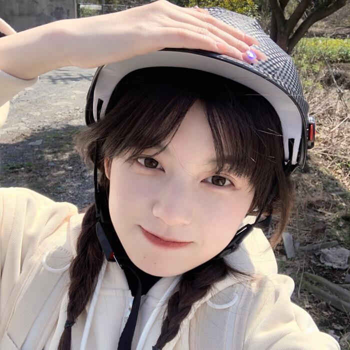 美女拿手机自拍的好看真人头像图片