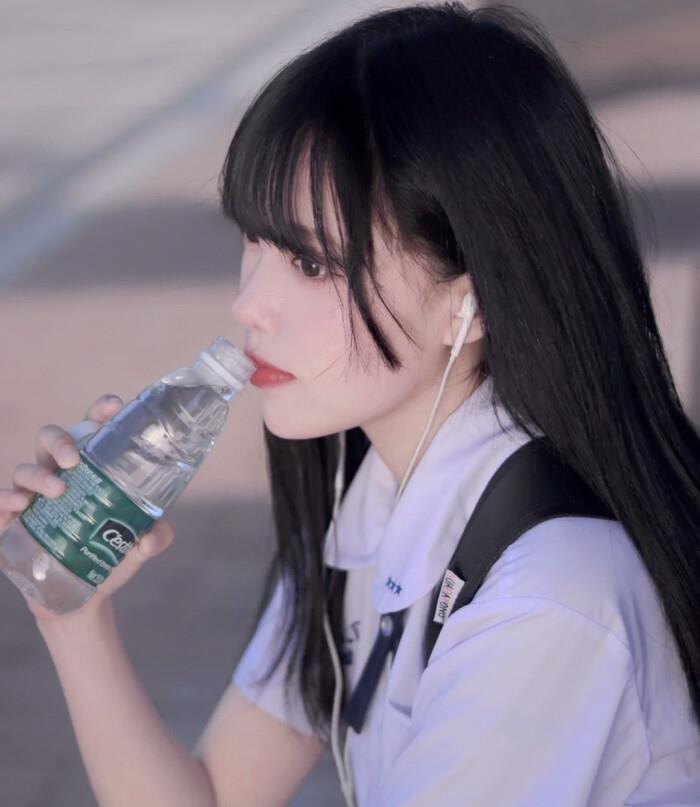 美女拿手机自拍的好看真人头像图片