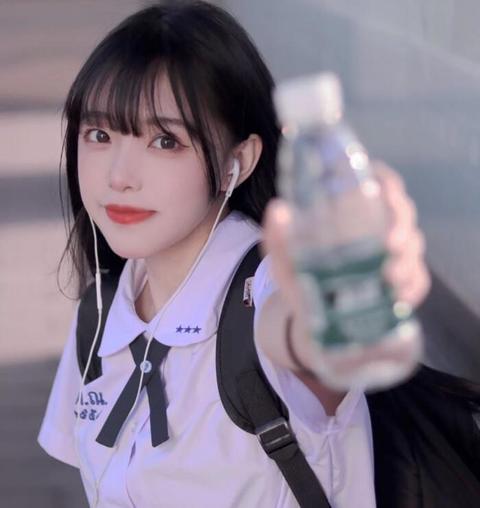 美女拿手机自拍的好看真人头像图片