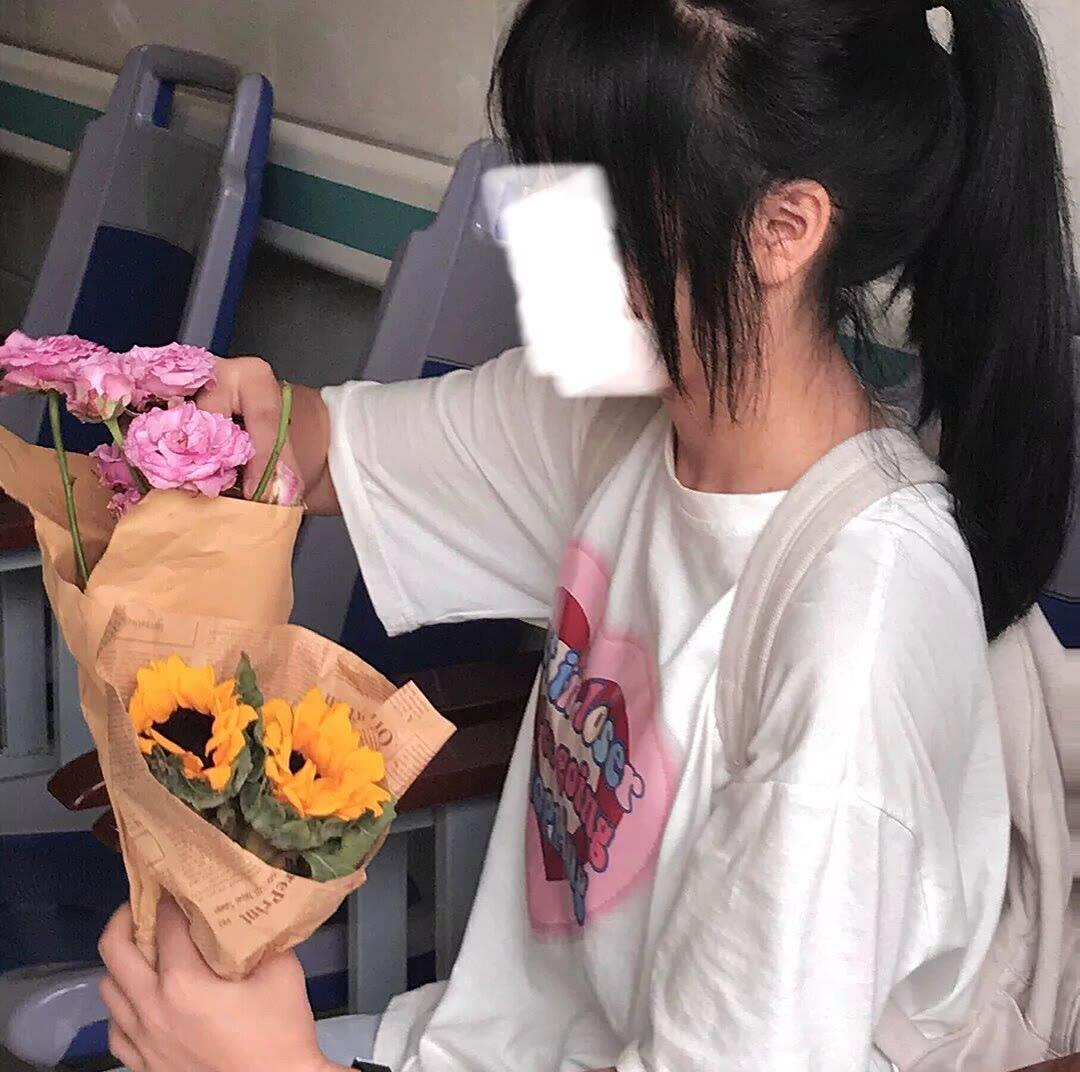 拿着一束花的女孩浪漫温馨头像图片 哪有女孩不喜欢花