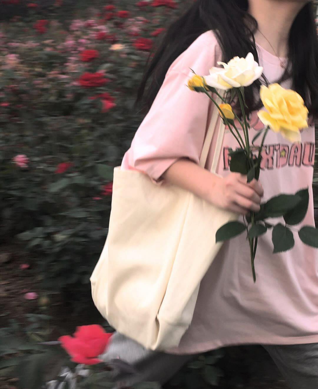 拿着一束花的女孩浪漫温馨头像图片 哪有女孩不喜欢花