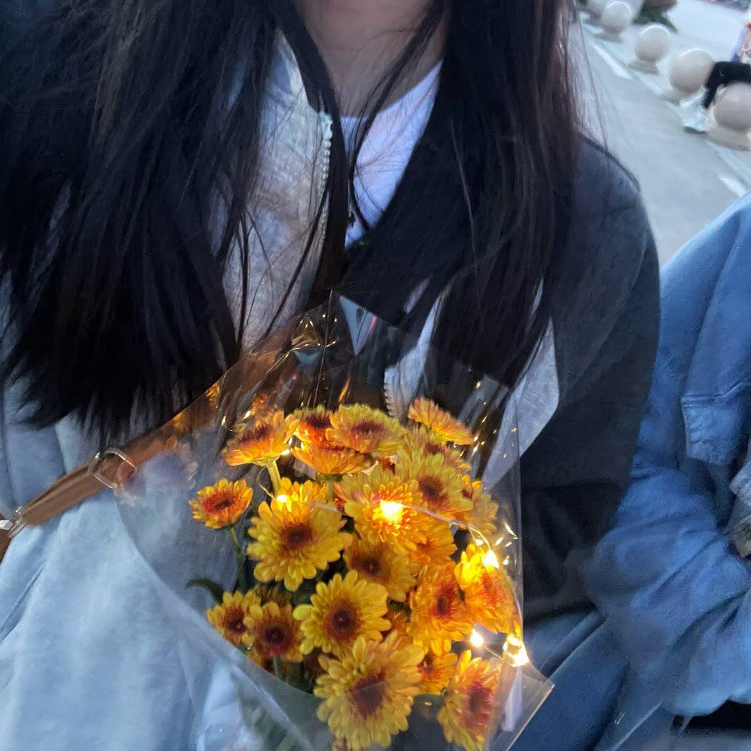 拿着一束花的女孩浪漫温馨头像图片 哪有女孩不喜欢花