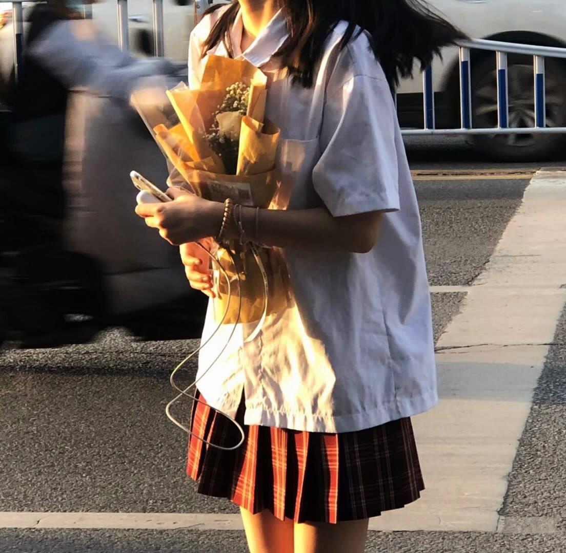 拿着一束花的女孩浪漫温馨头像图片 哪有女孩不喜欢花