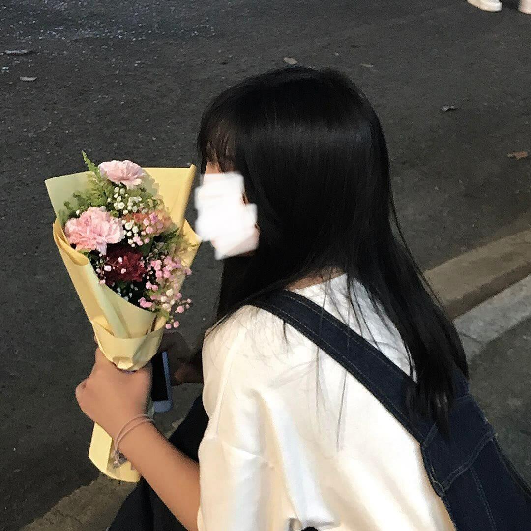 拿着一束花的女孩浪漫温馨头像图片 哪有女孩不喜欢花
