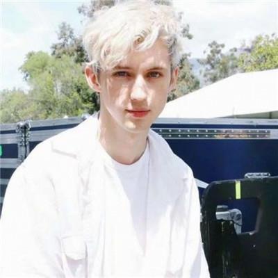 欧美人气歌手戳爷帅气又可爱的头像壁纸