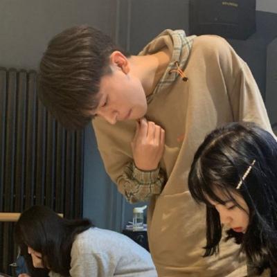 一对两张情侣恩爱好看微信头像