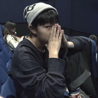 换上日常风的男生帅气头像，假装有男友的520