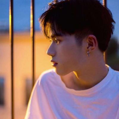 换上日常风的男生帅气头像，假装有男友的520