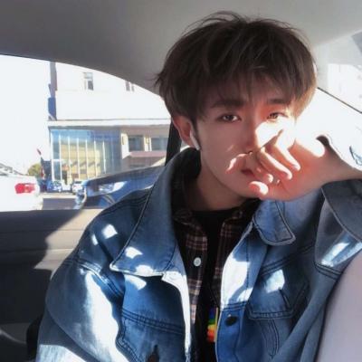 换上日常风的男生帅气头像，假装有男友的520