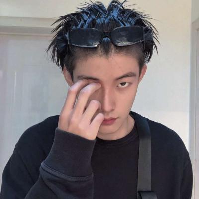 换上日常风的男生帅气头像，假装有男友的520