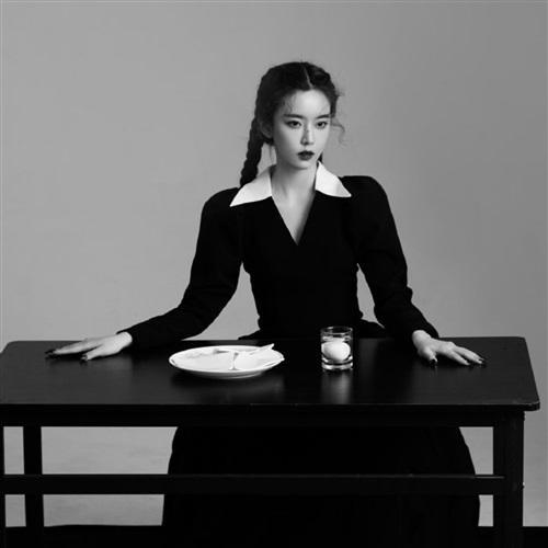 冷酷动人心的美女黑白滤镜头像