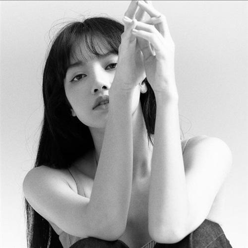 冷酷动人心的美女黑白滤镜头像