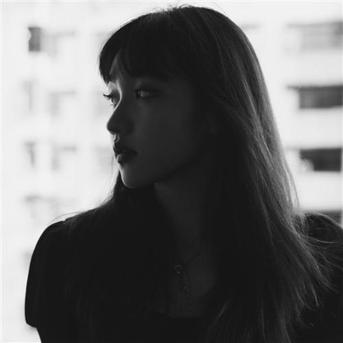 冷酷动人心的美女黑白滤镜头像