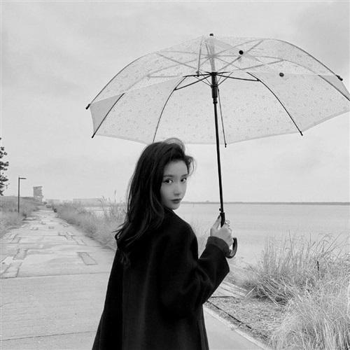 冷酷动人心的美女黑白滤镜头像