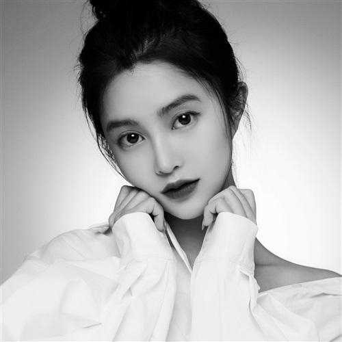 冷酷动人心的美女黑白滤镜头像