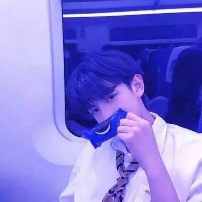 蓝色滤镜下的男生真人个性帅气头像