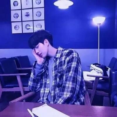 蓝色滤镜下的男生真人个性帅气头像