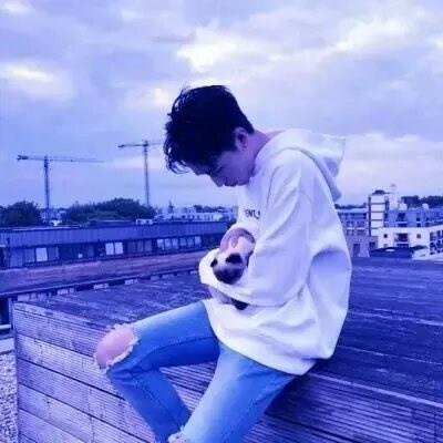 蓝色滤镜下的男生真人个性帅气头像