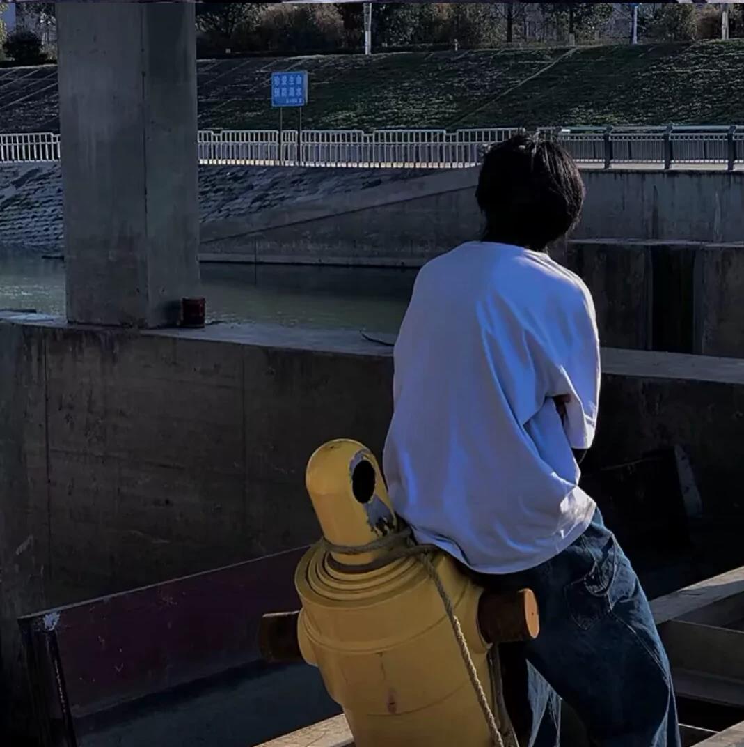 一个人独处的伤感男生个性头像图片