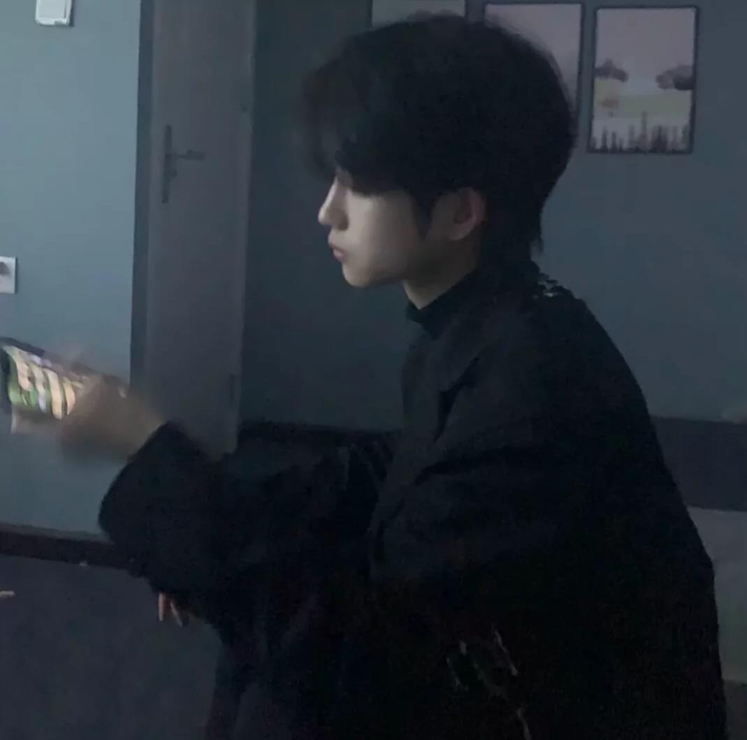 一个人独处的伤感男生个性头像图片