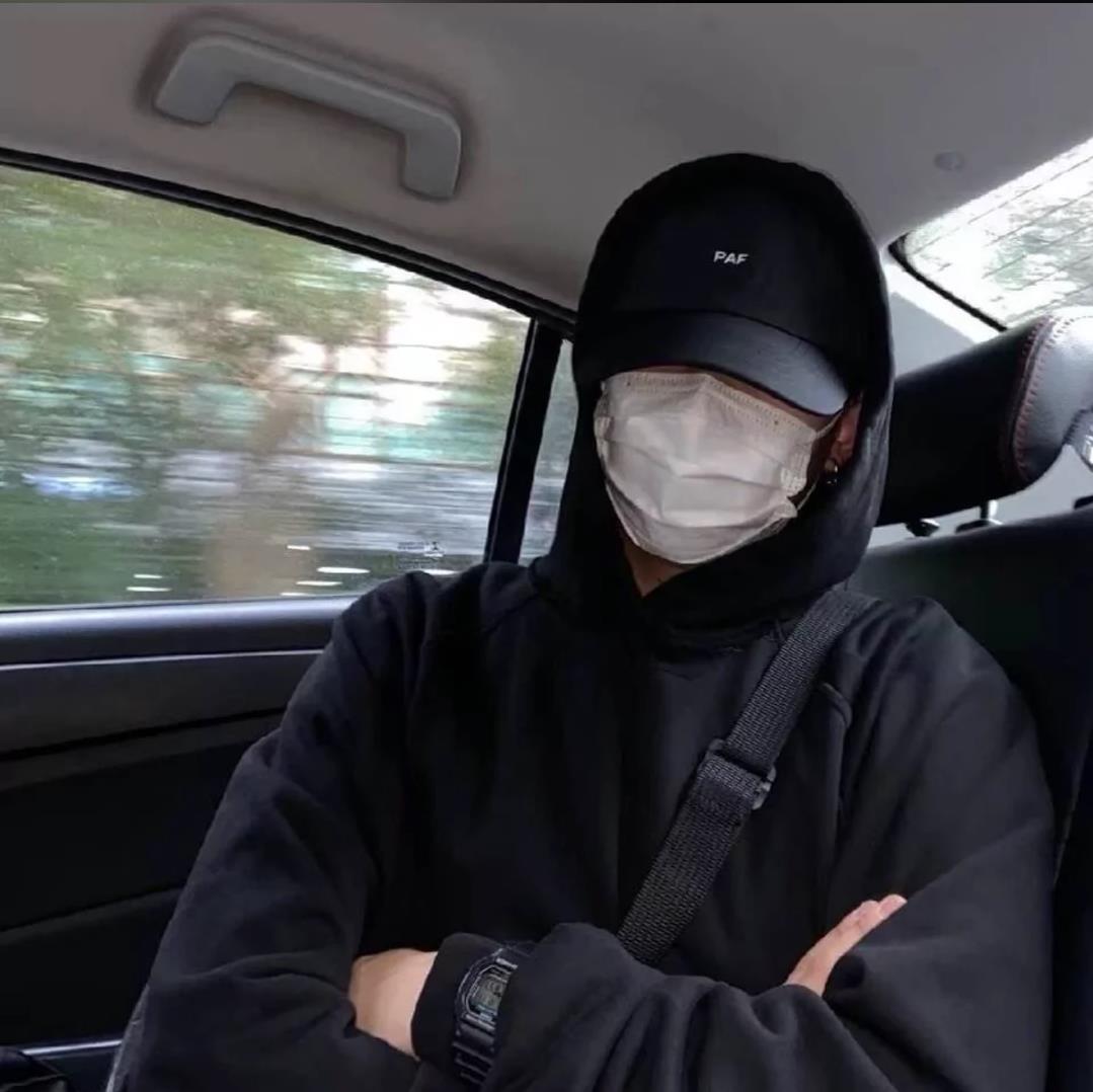 一个人独处的伤感男生个性头像图片