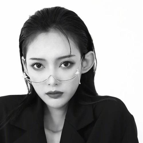 高冷霸气御姐范的黑白美女头像