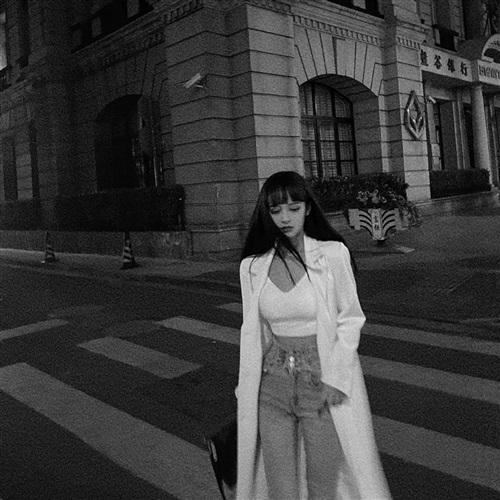 高冷霸气御姐范的黑白美女头像