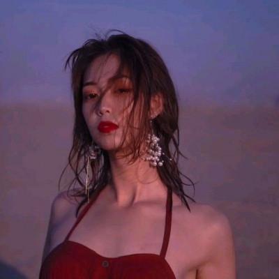 好看不易撞的个性美女高冷头像